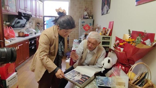 圣诞精灵 视频海报