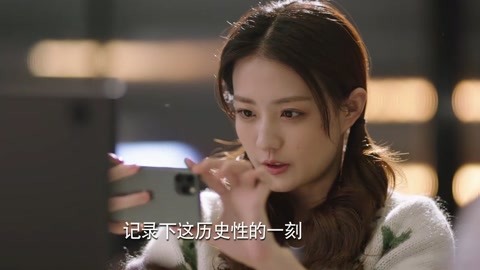 俏皮女学生 视频海报