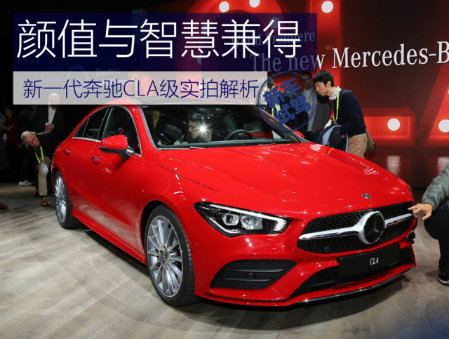 俏皮女学生 视频海报