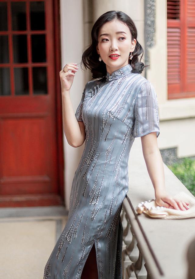 修剪草坪的小黄人 视频缩略图