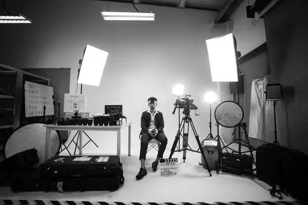 在他的阴影下 视频海报