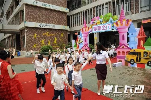 嘻哈翻转人生 视频缩略图