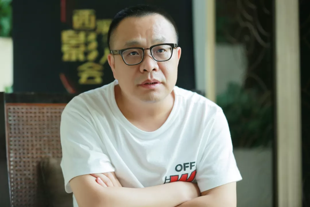 在他的阴影下 视频缩略图