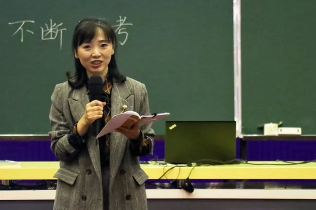 在他的阴影下 视频缩略图